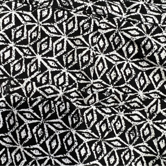 Banana Republic Black & White Diamond Pattern Shorts, Size 0 - Picture 7 of 10